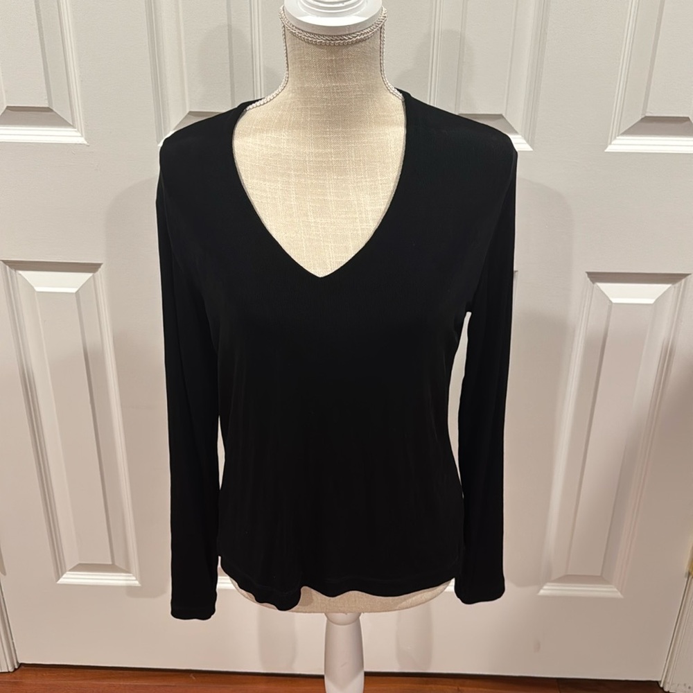 V-neck Travelers top: a chic classic that every wardrobe needs.